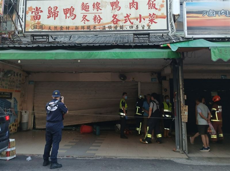 「斗六－鐘及美味當歸」樹林店大門被汽車衝撞。（圖／翻攝畫面）
