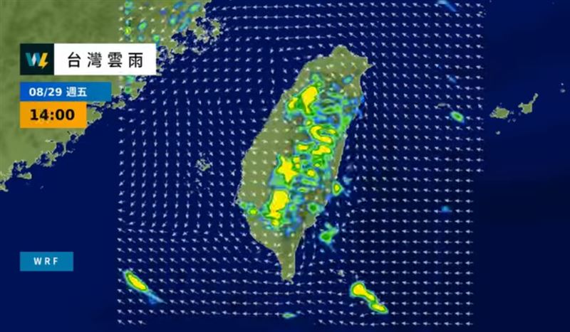 未來幾天在菲律賓東方海面仍有熱帶擾動消長，大致沿高壓邊緣通過呂宋島到巴士海峽一帶，發展為颱風機會不高，不過可能帶來一些水氣，讓恆春半島以及台東有短暫陣雨。（圖／翻攝自天氣風險臉書）