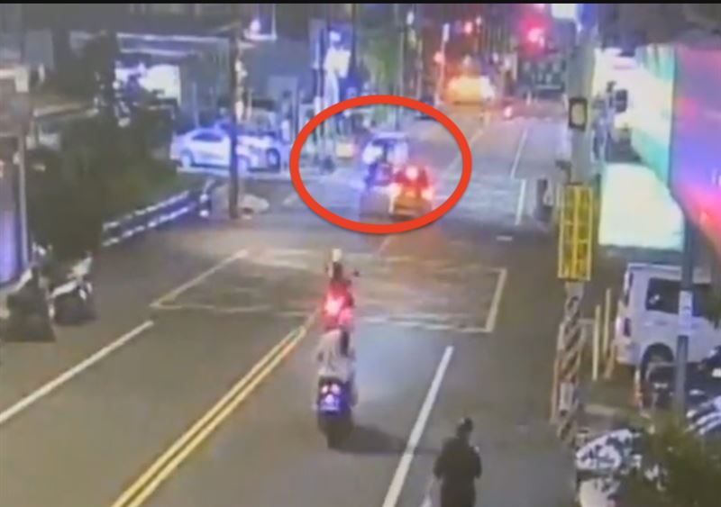 邱男2度衝撞人妻和友人，接著又開回現場3度輾過摩托車和騎士。（圖／翻攝畫面）
