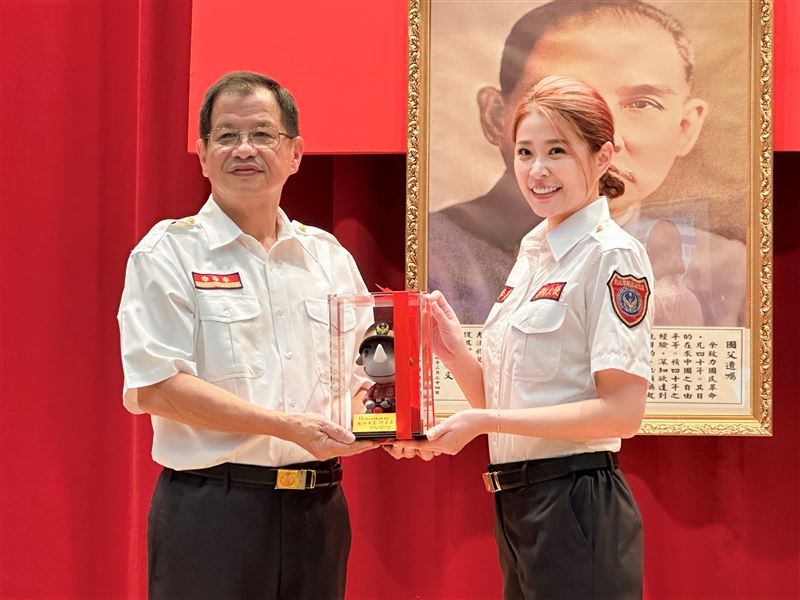 李燕（右）敬佩打火英雄。（圖／KOCSKIN克麗詩黛提供）
