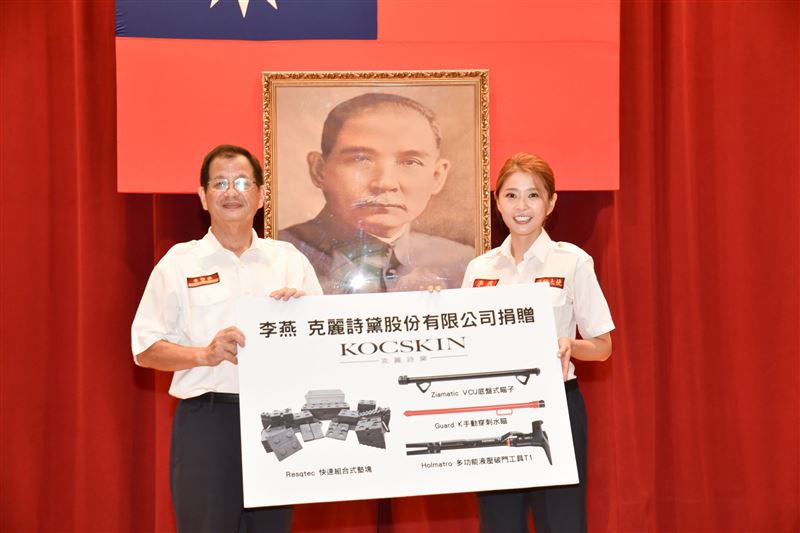 新北市消防局長陳崇岳（左）頒發感謝狀給李燕。（圖／KOCSKIN克麗詩黛提供）