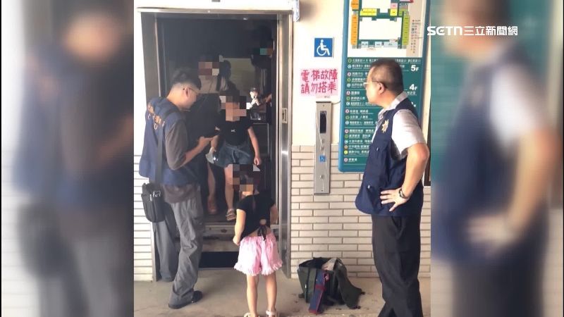 投票驚魂記！一家四口受困電梯半小時