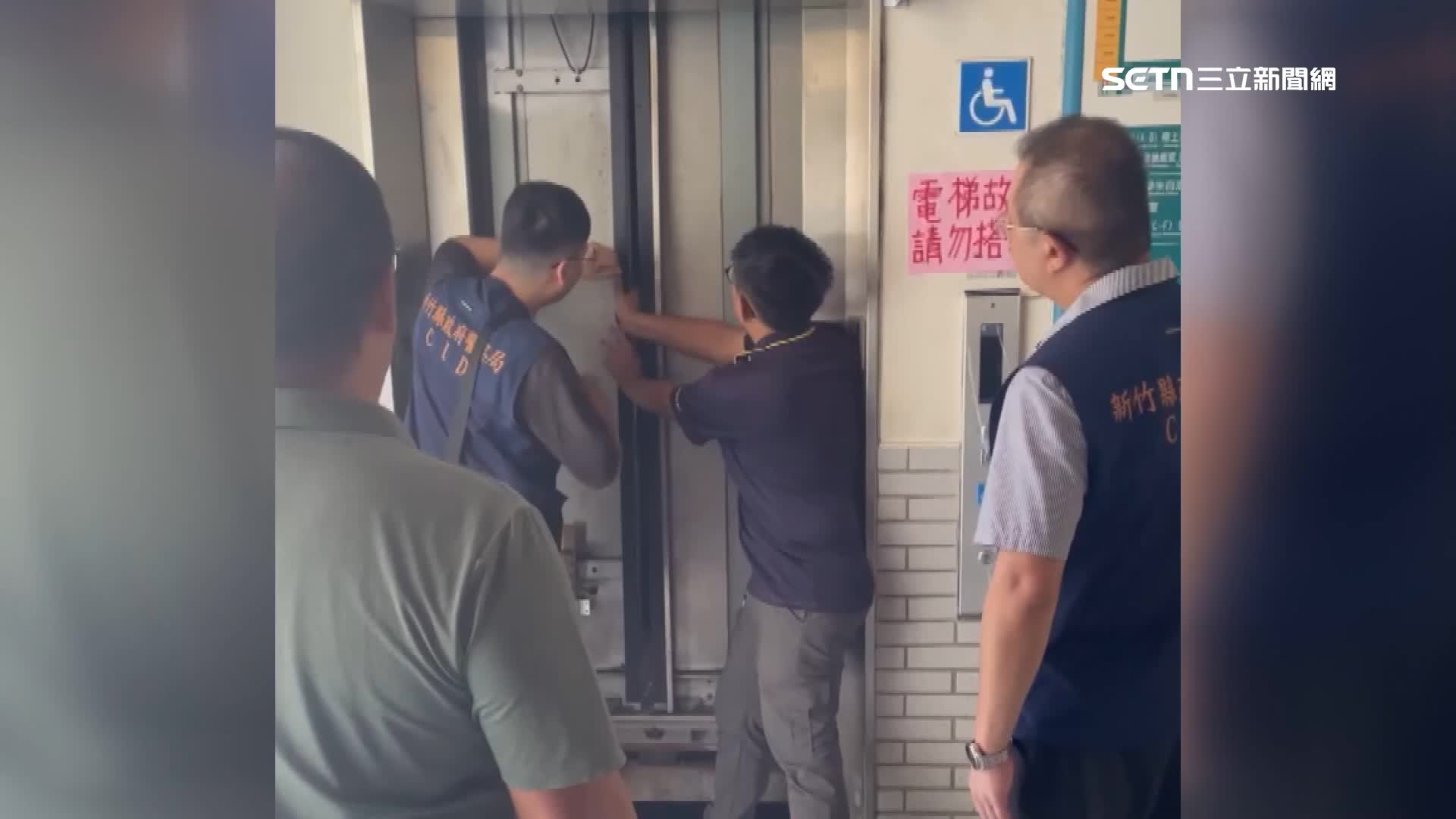 員警以工具撐開門縫，協助空氣流通