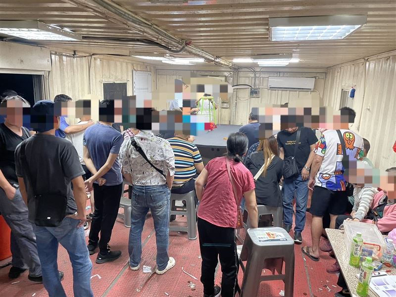龜山警方也在山上破獲天九牌賭場。（圖／翻攝畫面）