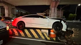 賓士女開車撞大漢橋橋墩。（圖／翻攝畫面）