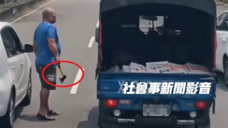 光頭男子持斧頭下車對著一輛小貨車叫囂。（圖／翻攝自社會事新聞影音）