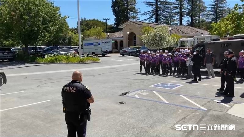 當地警察示範無人機如何協助救災，這台無人機具有破窗、對講機等功能，體機小容易偵查且飛行速度相當快。（圖／北美台灣一級棒聯盟授權提供）