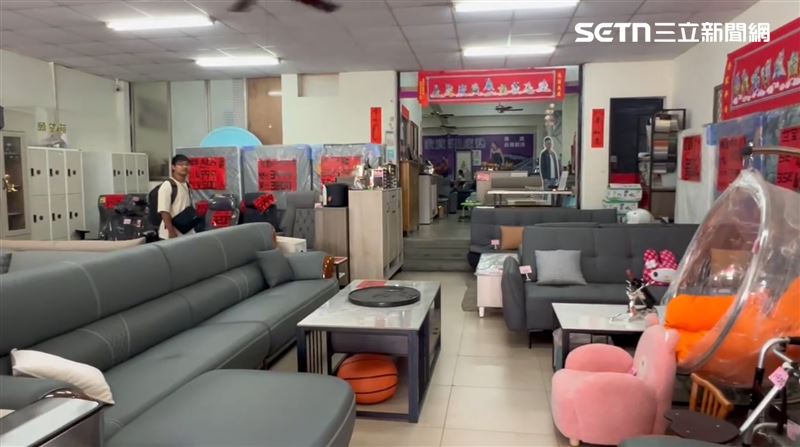 AJ哥在永康經營家具店，因為投身做公益成為網紅，但卻也爆出爭議。（圖／記者林昱孜攝影）