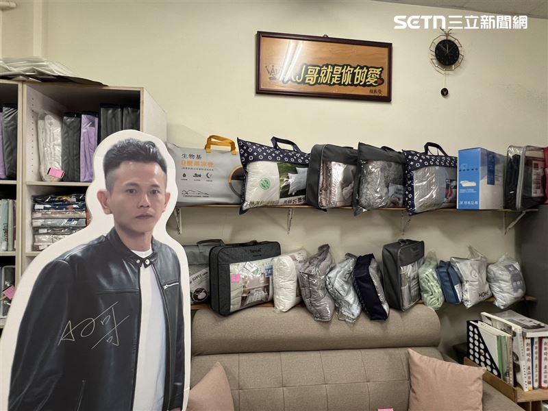AJ哥經營的家具店擺放其人形立牌。（圖／記者林昱孜攝影）