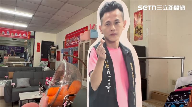 AJ哥經營的家具店擺放其人形立牌。（圖／記者林昱孜攝影）