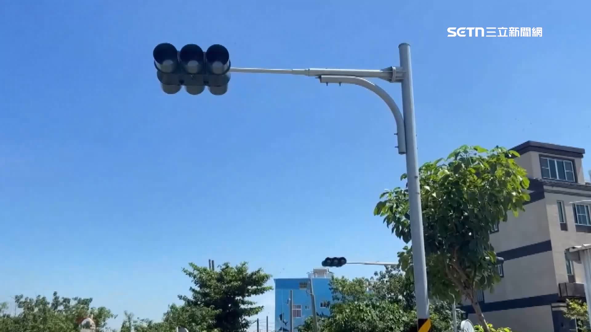 民眾要通過路口只能靠彼此默契