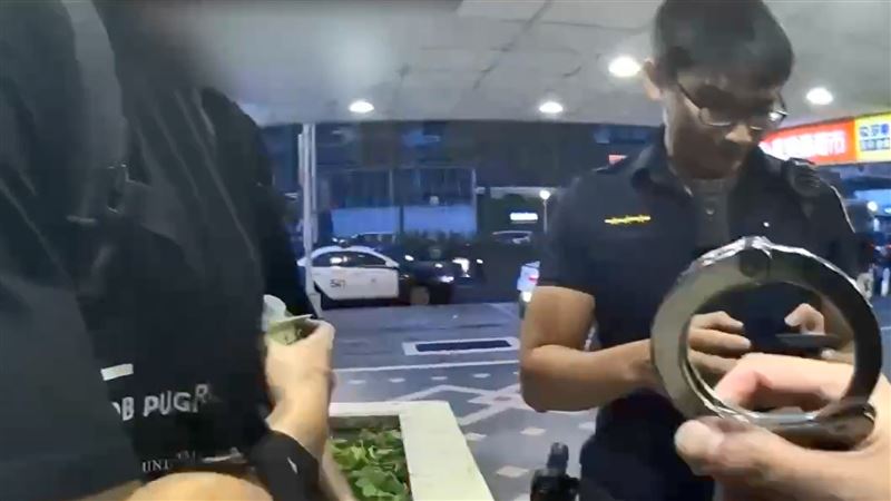 警方準備將網紅Jacob Pugmire上銬逮捕。（圖／翻攝畫面）