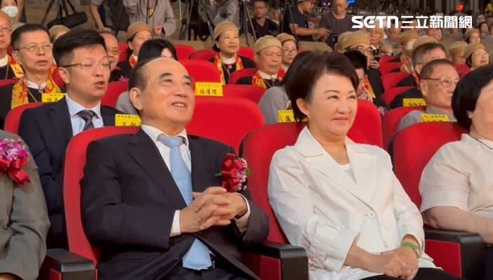 王金平（左）、盧秀燕（右）出席禪機山唯心聖教仙佛寺易經大學結業典禮。（圖／翻攝畫面）