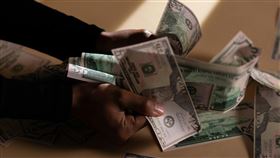 新北待業男遭慣老闆壓榨　休假廢在家滑幣安！人生逆襲　抽中6百萬大獎（示意圖／翻攝自pixabay） 致富 富翁 有錢 撒錢