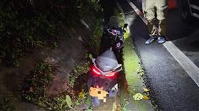 嘉義縣台18線（阿里山公路）發生一起離奇車禍，民眾23日深夜發現一亮黃牌重機卡在水溝，車輛沒有熄火，但騎士卻離奇失蹤。警消人員在附近搜索後，在深約50公尺深的溪谷發現該名騎士，傷者全身有多處擦挫傷、意識清楚，暫無生命危險。