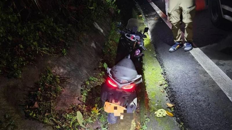 一輛黃牌重機卡在水溝，車輛沒有熄火，騎士卻離奇失蹤。（圖／翻攝畫面）