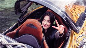 舒華乘坐鯊魚快艇現身。（圖／出去一下提供）