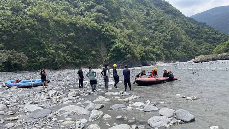 搜救人員已趕抵現場下艇營救中。（圖／翻攝畫面）