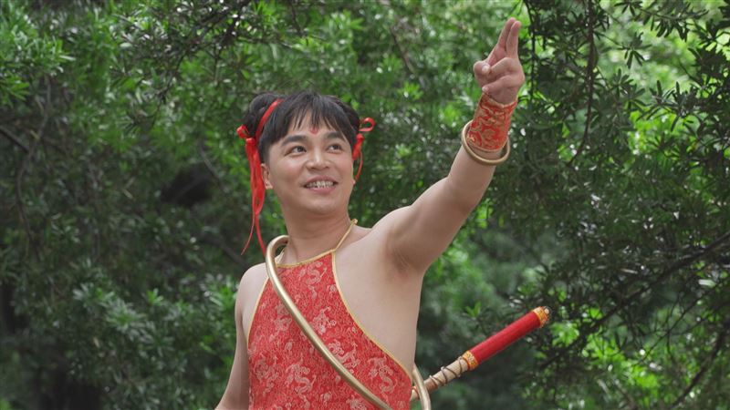 張峰奇為演哪吒剃腋毛。（圖／三立提供）
