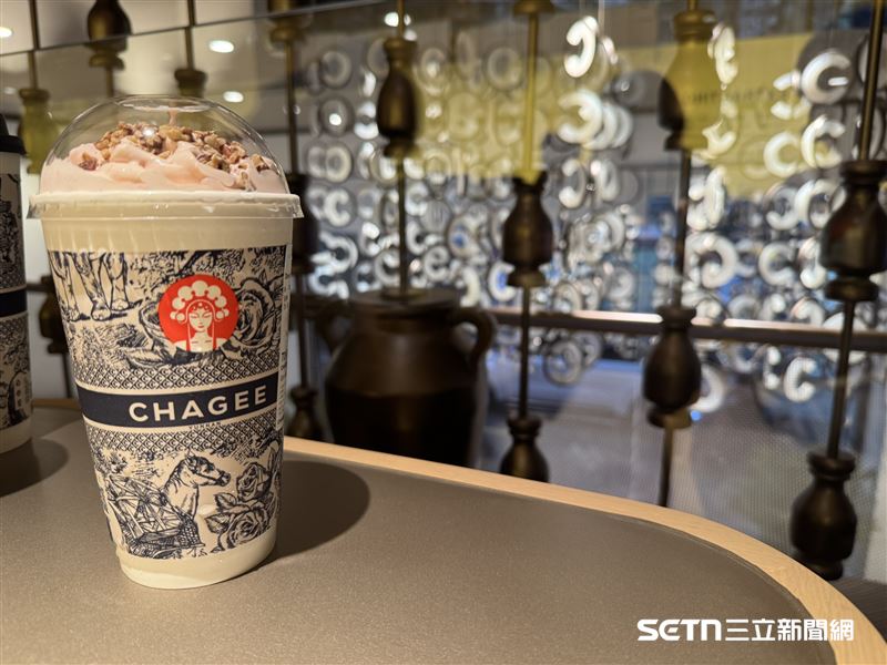 「霸王茶姬」飲料要價不斐，一杯大概台幣100元上下，台商表示，消費者主要以越南年輕人為主，也有歐美人。（圖／受訪者提供）
