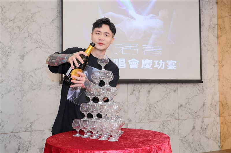 蕭秉治唱片公司特別準備香檳塔慶功。（圖／相信音樂提供）