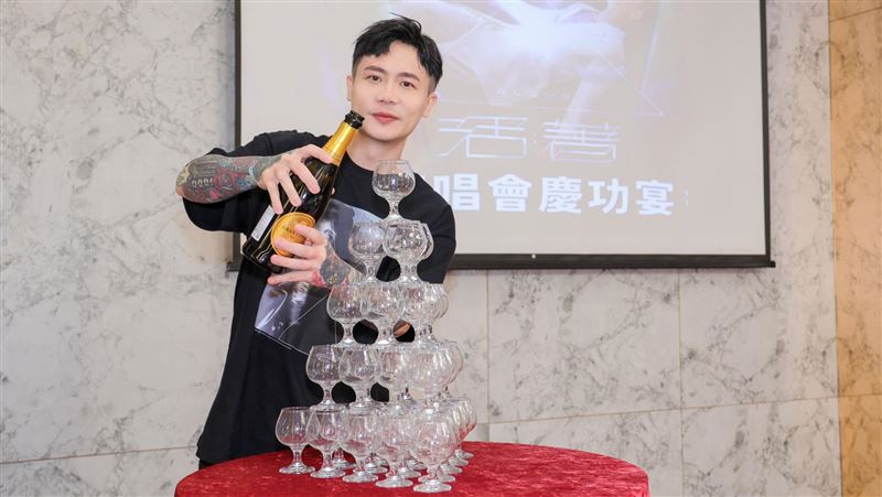 蕭秉治開唱前1週摔傷　整手瘀青現況曝光