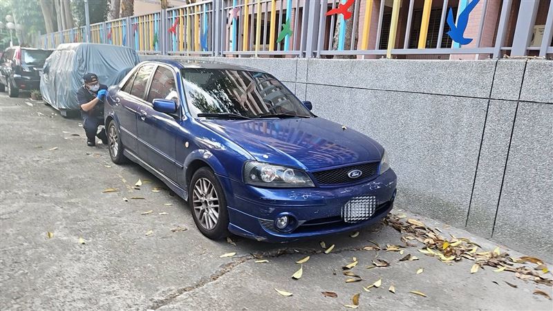 衝撞店家的汽車被警方尋獲採證。（圖／翻攝畫面）