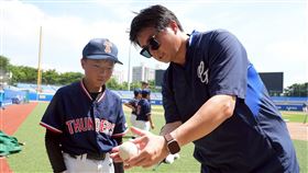 富邦悍將副領隊林威助、阪神OB指導少棒。（圖／富邦悍將提供） 