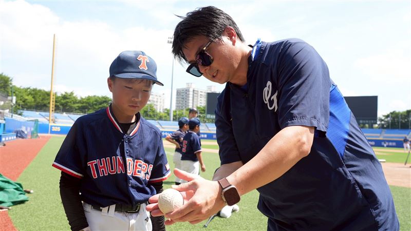 富邦悍將副領隊林威助、阪神OB指導少棒。（圖／富邦悍將提供）