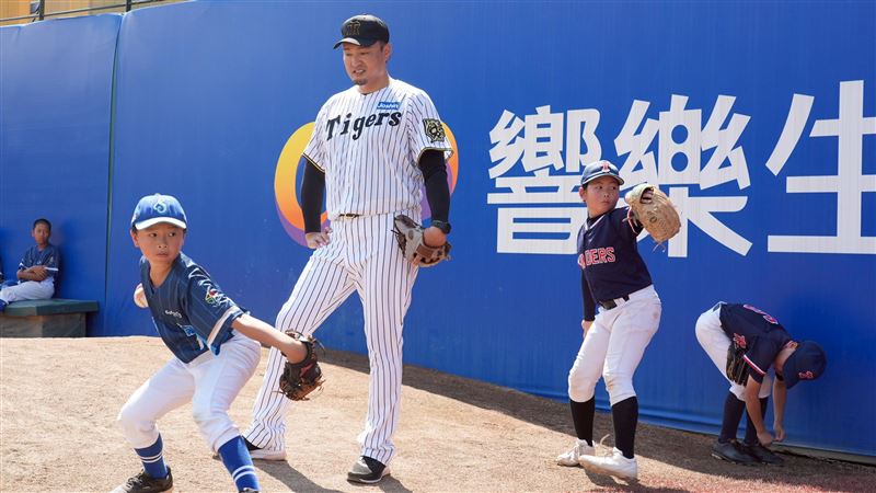 富邦悍將副領隊林威助、阪神OB指導少棒。（圖／富邦悍將提供）