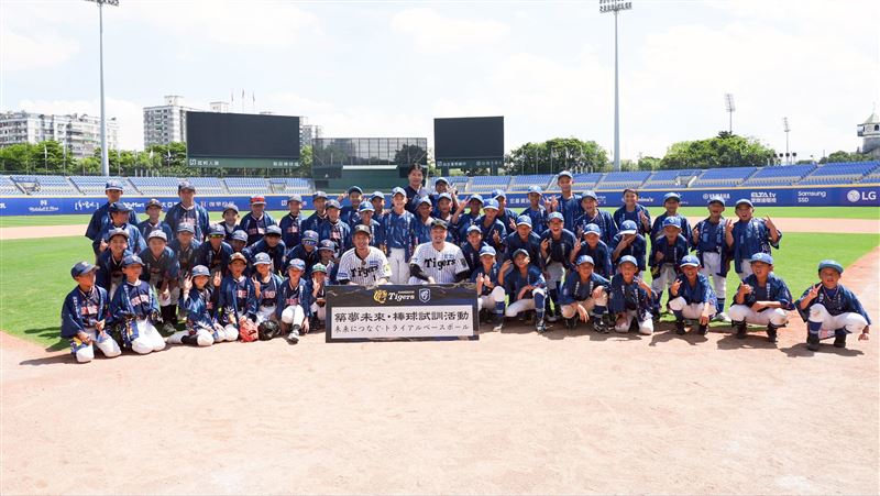 富邦悍將副領隊林威助、阪神OB指導少棒。（圖／富邦悍將提供）