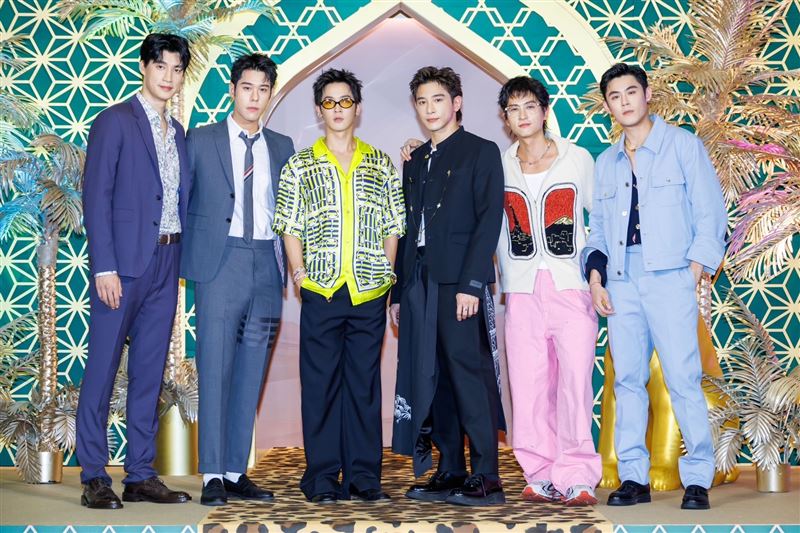 全新戲劇《男公館》主演羅宏正（左起）、周予天、吳思賢、張立昂、石知田與製作人陳奕華麗現身微風信義之夜紅毯。（圖／微風提供）