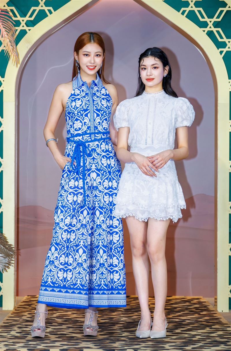 微風女神宋蘋恩一襲藍白度假風洋裝、王予閎Noemie身穿白色短洋裝，休閒不失優雅。（圖／微風提供）