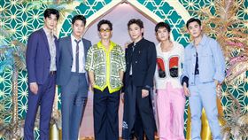 全新戲劇《男公館》主演羅宏正（左起）、周予天、吳思賢、張立昂、石知田與製作人陳奕華麗現身微風信義之夜紅毯。（圖／微風提供）