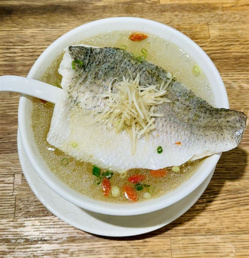 醫師蕭捷健表示,鱸魚等淡水魚的脂肪比例,遠低於鮭魚等深海魚。(圖/取自蕭捷健的臉書)