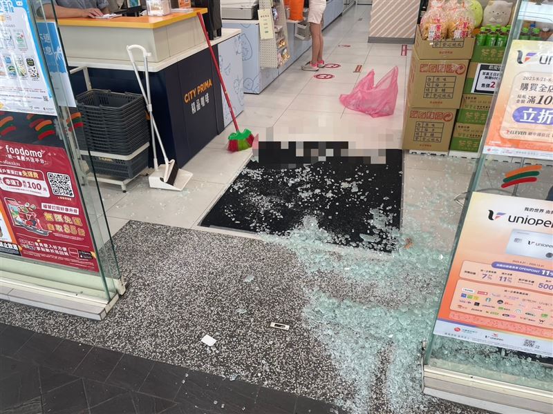 被砸的超商。（圖／翻攝畫面）