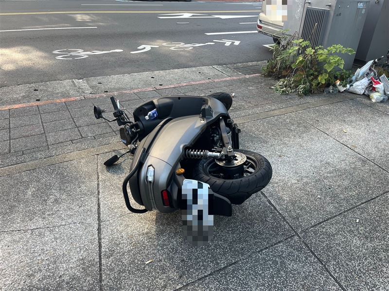 被推倒的機車。（圖／翻攝畫面）