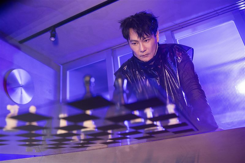 張信哲打太極拳、下棋博弈畫面，暗喻著男女感情拉扯。（圖／潮水音樂提供）