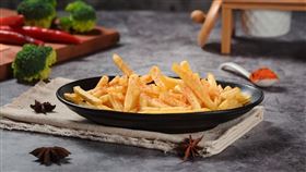 研究指出，馬鈴薯本身無害，真正提升糖尿病風險的是高溫油炸的薯條。建議改用烤、煮、蒸烹調，保留維生素C、鉀等營養，有助於健康。（示意圖／PIXABAY）