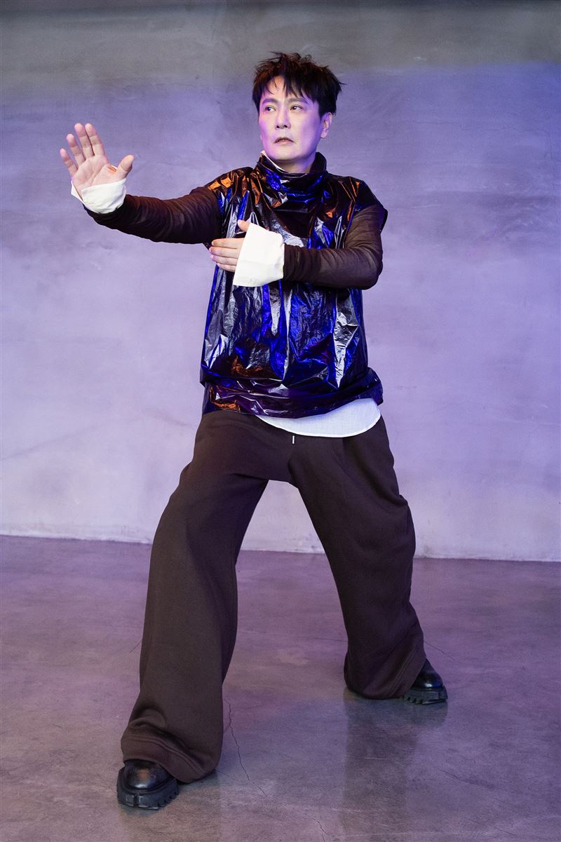 張信哲打太極拳、下棋博弈畫面，暗喻著男女感情拉扯。（圖／潮水音樂提供）