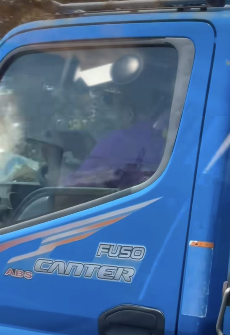 網友塞在車陣中，發現小貨車駕駛玩手遊玩了半小時。（圖／翻攝自《爆料公社公開版》）