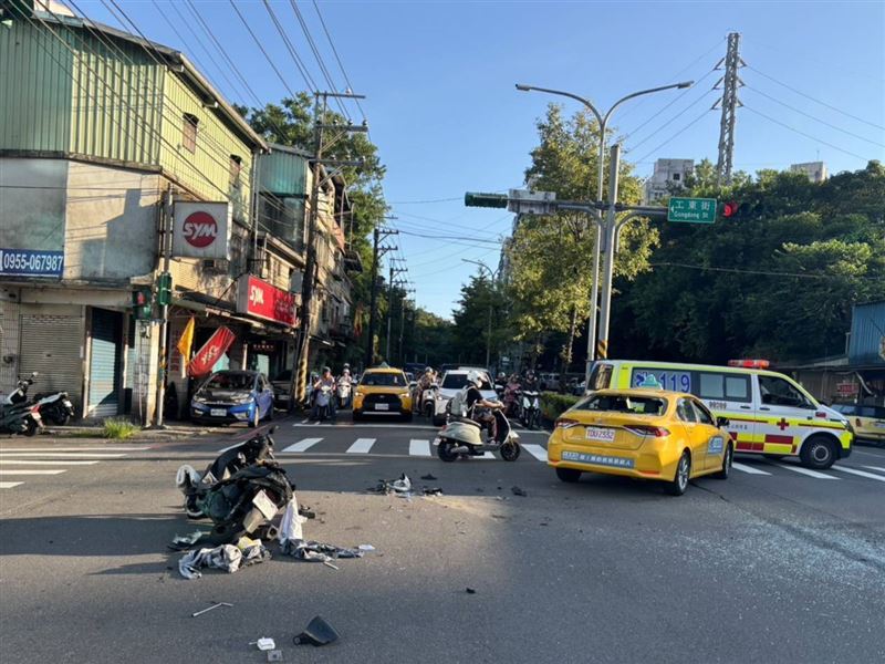 基隆七堵蘇姓男子無照騎車載著邱姓女子，與計程車發生車禍，撞擊力道之大，2人被拋飛重摔，邱女腦死，家屬同意器捐。（圖／翻攝畫面）