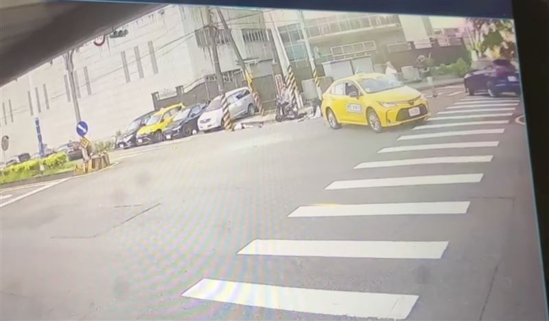 基隆七堵蘇姓男子無照騎車載著邱姓女子，與計程車發生車禍，撞擊力道之大，2人被拋飛重摔，邱女腦死，家屬同意器捐。（圖／翻攝畫面）