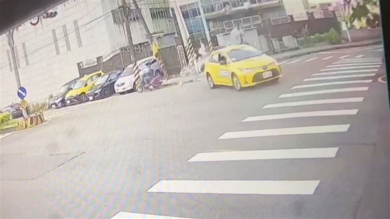 基隆七堵蘇姓男子無照騎車載著邱姓女子，與計程車發生車禍，撞擊力道之大，2人被拋飛重摔，邱女腦死，家屬同意器捐。（圖／翻攝畫面）