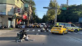 ▲基隆七堵蘇姓男子無照騎車載著邱姓女子，與計程車發生車禍，撞擊力道之大，2人被拋飛重摔，邱女腦死，家屬同意器捐。（圖／翻攝畫面）