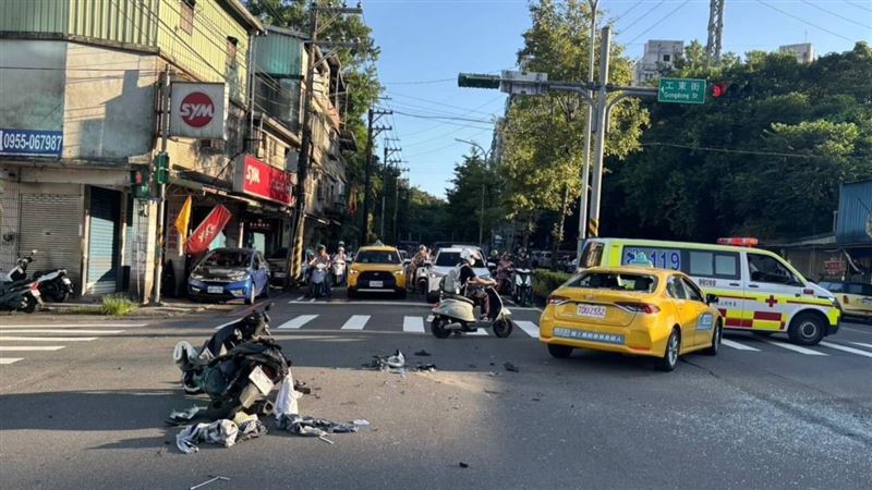 基隆七堵蘇姓男子無照騎車載著邱姓女子，與計程車發生車禍，撞擊力道之大，2人被拋飛重摔，邱女腦死，家屬同意器捐。（圖／翻攝畫面）