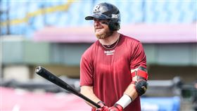 樂天桃猿洋投波賽樂，賽前作勢打擊。（圖／樂天桃猿提供） 