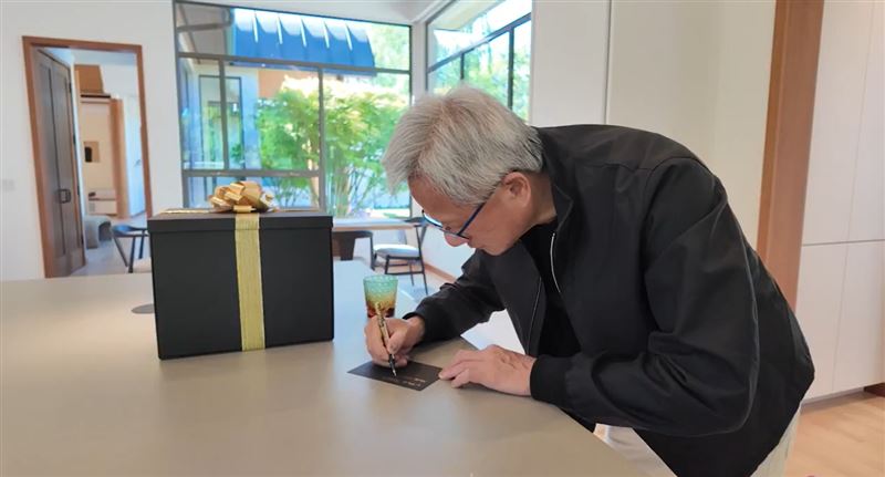 輝達執行長黃仁勳親筆在賀卡上寫下「致機器人：好好享受你的新大腦吧！」，掀起科技圈熱議。（圖／翻攝自X平台 @輝達）