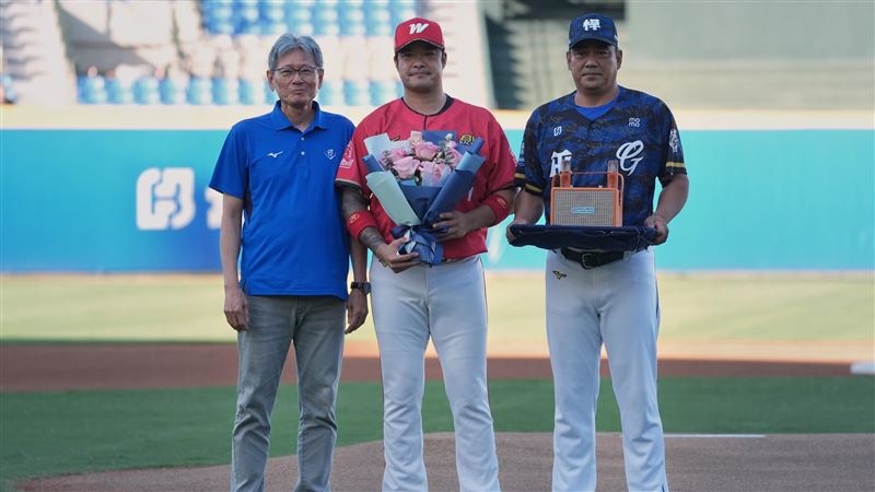 富邦悍將郭泰源、陳金鋒送禮給林智勝。（圖／富邦悍將提供）