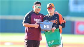 樂天桃猿副領隊沈鈺傑，送訂製高爾夫球包給胡金龍。（圖／樂天桃猿提供） 